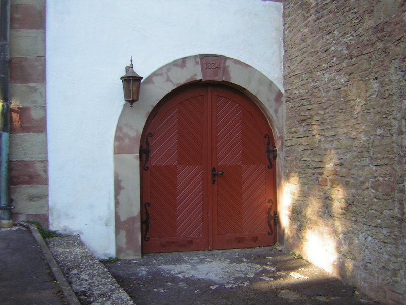 Dieser Trbogen gehrt auch zu der Pfarrkirche St.Peter in Ensheim. Am Bogen oben ist die Zahl 1834 zu sehen, das ist evtl.das Baujahr.