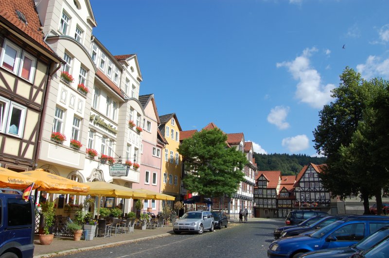 Dieses Bild bietet einem sich kurz nach dem Bahnhof von Hann.Mnden.  Ab hier beginnt eine Faszination an schnem Fachwerkbau umgeben von Mittelgebirgspanorama