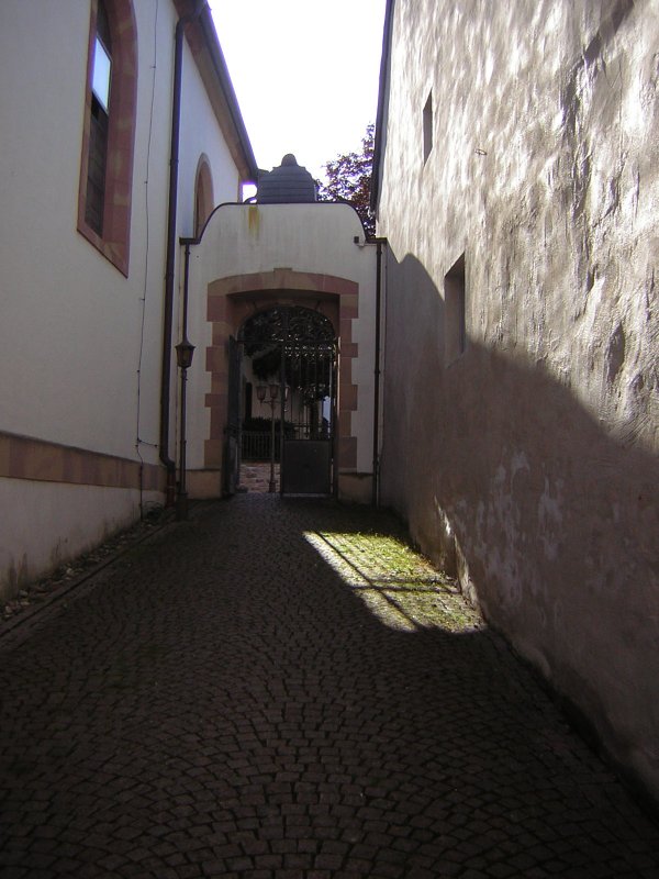 Dieses Foto zeigt nochmal den Weg zum Friedhof, und zum Haupteingang der Pfarrkirche St.Peter.