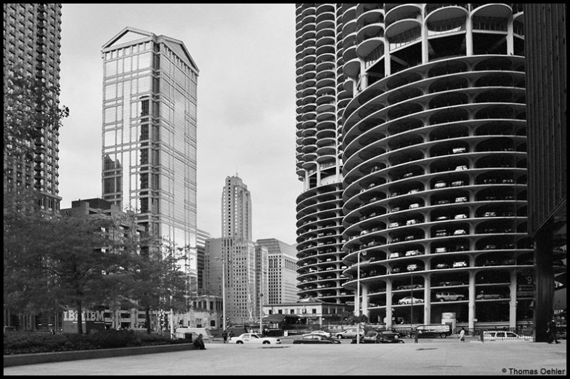 Dieses interessante Parkhaus gibt es auch in Chicago - die Wagen werden automatisch geparkt; September 2005.