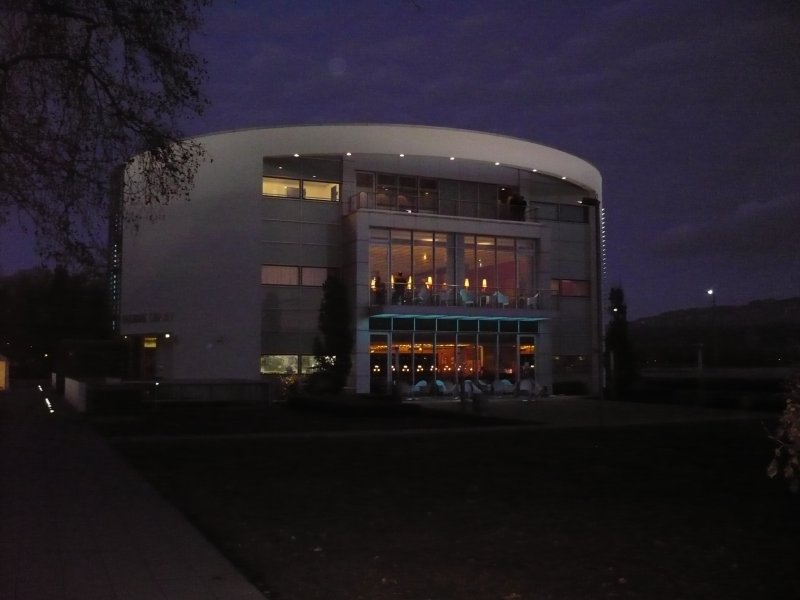 Dieses moderne Gebude ist das Casino von Lindau am Bodensee.
Das Bild wurde am 2.02.08 um 17.50 Uhr aufgenommen.