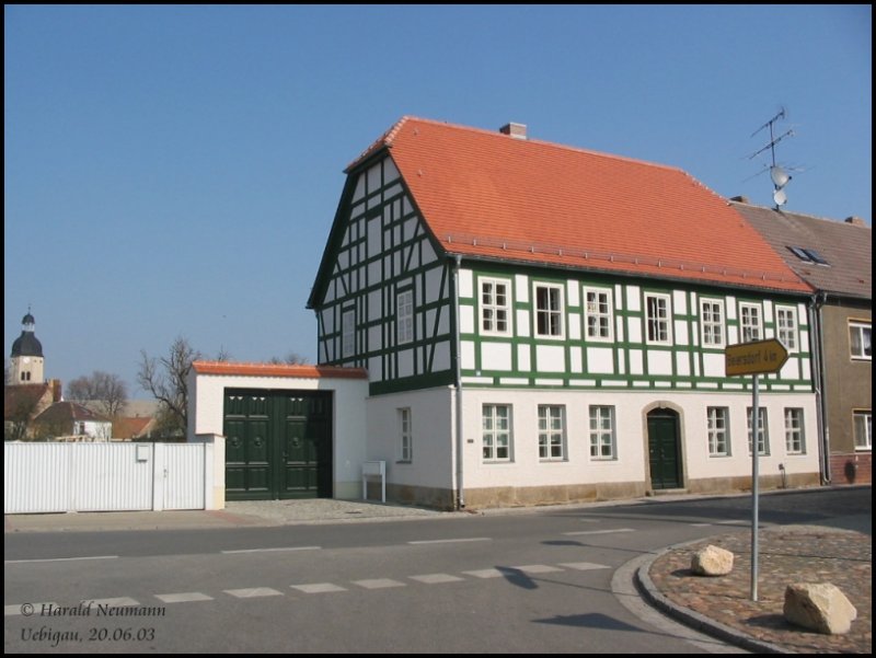 Dieses schne Fachwerkhaus in der Torgauer Str. von Uebigau wurde 2003 fertiggestellt. Der Denkmalschutz stimmte zu, dass das Torhaus, welches einsturzgefrdet war, nur stilistisch ohne Funktion neu errichtet wurde. In den Hausgiebel wurde zur besseren Ansicht zwei Fenster aufgemalt.