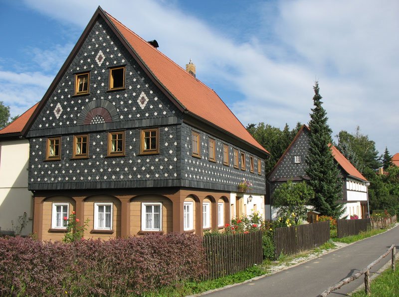 Dieses Umgebindehaus mit Schiefer prsentiert sich in hervorragend restauriertem Zustand; so wurden z.B. bei den modernen Fenstern die alte Anordnung der Fensterstege beibehalten - Kurort Jonsdorf (Zittauer Gebirge) - 15.08.2007
