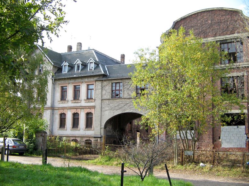 Direkt neben der Bahnstrecke zwischen Chemnitz Schnau und Siegmar steht dieses verwunschene Ensemble bestehend aus einer Fabrik mit Wohngebude. 16.10.07