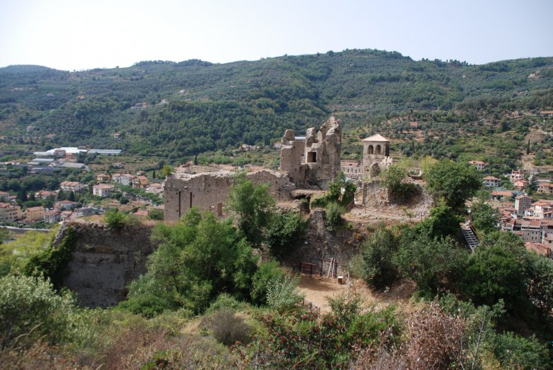 DOLCEACQUA (Provincia di Imperia), 09.09.2008, Blick von oben auf Burg und Ort