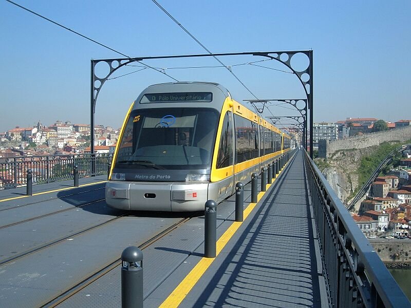 Dom-Luis-Hochbrcke obere Etage mit Metro-Zug Linie D und Blick auf das Centrum. Aufgenommen im Mai 2006, im Mai 2003 fuhren hier noch PKWs und Omnisbus drber, fr Fugnger hat sich nichts gendert.