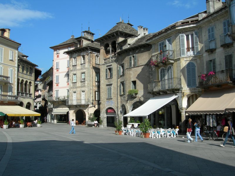 Domodossola - mehr als ein unangenehmer Umsteigebahnhof auf der Fahrt von der Westschweiz ins Tessin: Blick auf den nun verkehrsfreien Marktplatz.
September 2007
