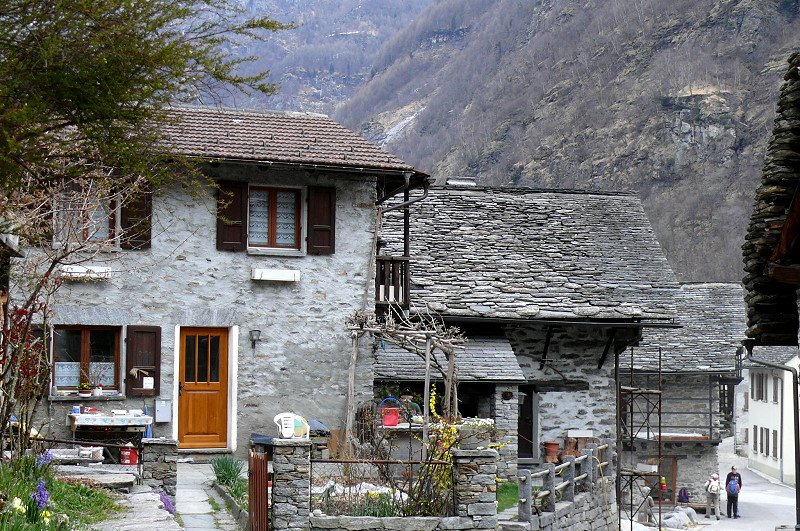 Dorfgasse mit sanierten Tessiner Wohnhusern in Sonogno/Verzascatal am 09.04.2008