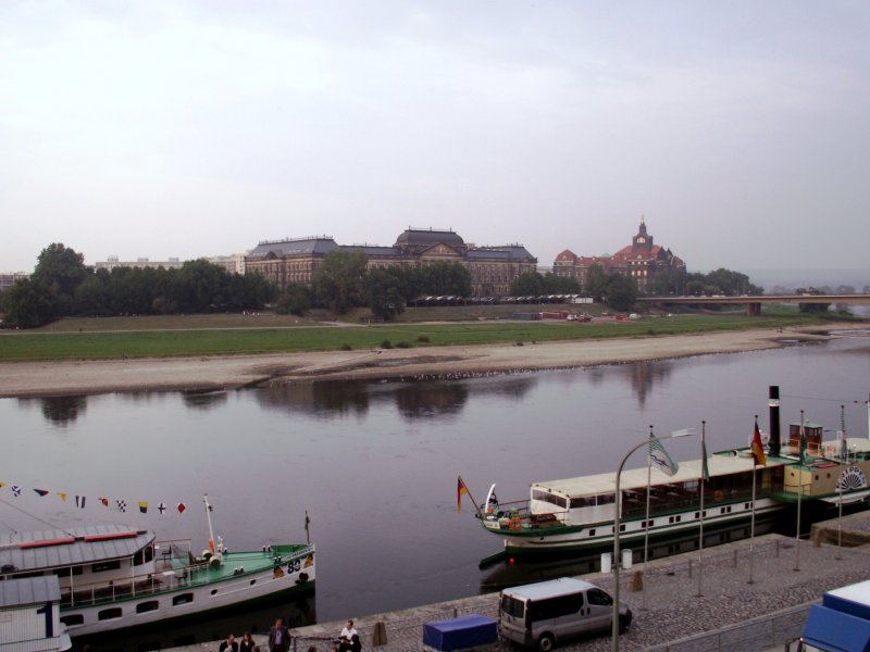 DRESDEN, 19.09.2006, Blick vom Terrassenufer ber die Elbe auf Regierungsgebude