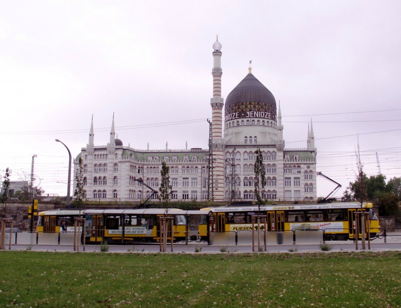 DRESDEN, 21.09.2006, Blick auf das ehemalige Fabrikgebude der Zigarettenfabrik Yenidze, das von 1908 bis 1909 im Stil einer Moschee errichtet wurde und eine Gesamthhe von 62 Metern hat; es wird heute als Brogebude genutzt