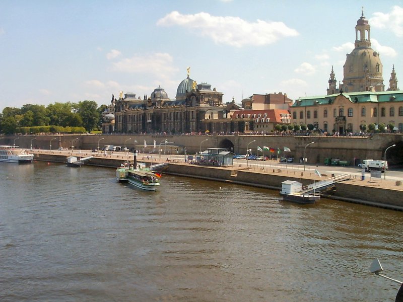 Dresden, Elbe mit Blick zur wieder aufgebauten Fraunekirche, Aufnahme vom Sommer 2005