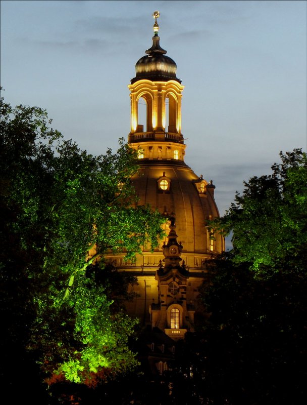 Dresden, Frauenkirche am Abend, Kuppel mit Laterne und Kreuz - 09.10.2007
