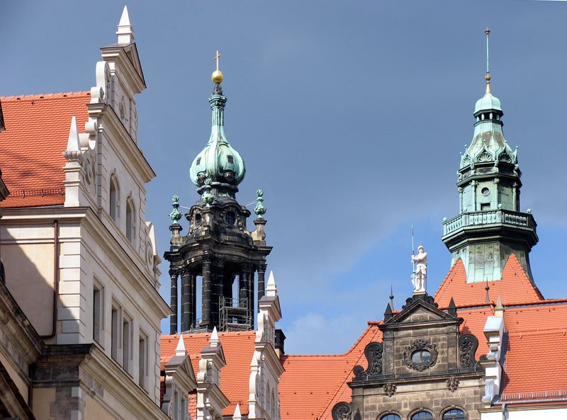 Dresden, Giebel und Trme; von links:Schloss, kathol. Hofkirche (Kathedrale), Georgentor; 14.04.2008
