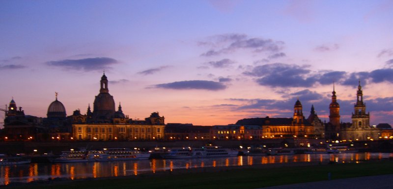 Dresden mit der Elbe am Abend. Fotografiert am 19.10.2008
