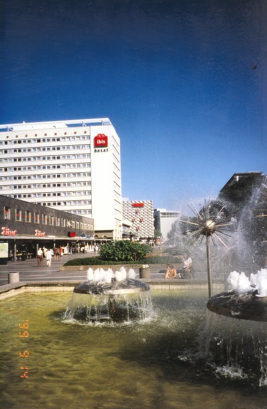 Dresden. Prager Strasse 1999 ,it Wasserspielen und nunmehr Ibis-Hotels