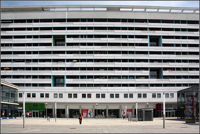 Dresden, Prager Strae. Das 240 Meter lange 12 geschossige Gebude entstand 1965/67. Modernisiert wurde es bis 2007 von den Architekten Knerer und Lang. Etwa 560 Wohnungen befinden sich in diesem Bauwerk. 02.08.2009 (Matthias)