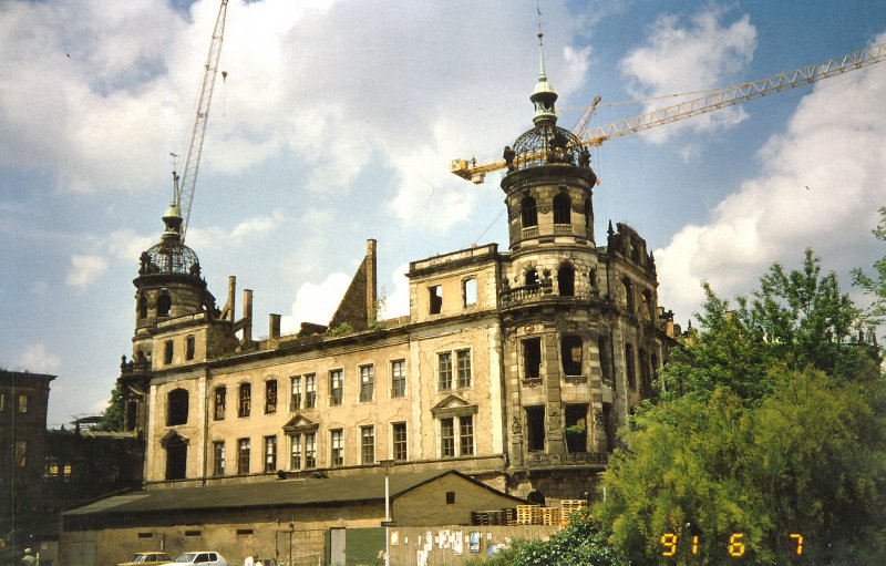 Dresden, Schlo, hier um 1991 beim Beginn des Wiederaufbaus