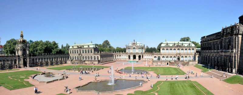 Dresden - Zwinger. Aus 3 Einzelbildern zusammengesetztes Bild. Zeigt das Kronentor, Mathematisch-Physikalischer Salon, Wallpavillon, Franzsicher Pavillon und rechts bis Gemldegalerie Alte Meister. 01.09.2009