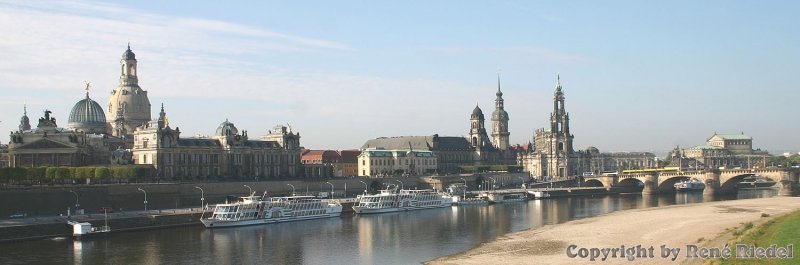 Dresdens bekanntestes Panorama. Blick auf die wiederaufgebaute Frauenkirche und die Brühlsche Terasse am Elbufer. Das Foto entstand von der Carolabrücke aus, im Juni 2006.