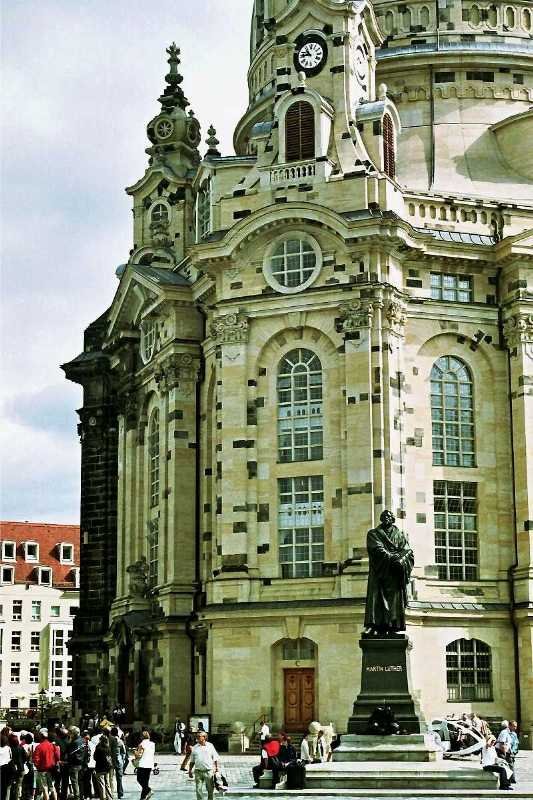 Dresdner Frauenkirche mit Lutherdenkmal (27. August 2007)