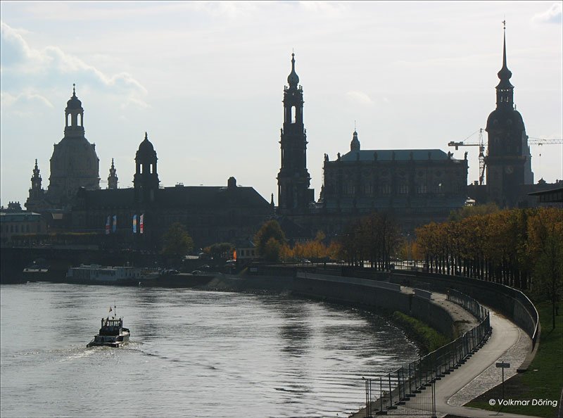 Dresdner Trme im morgendlichen Gegenlicht von der Marienbrcke gesehen - 27.10.2006
