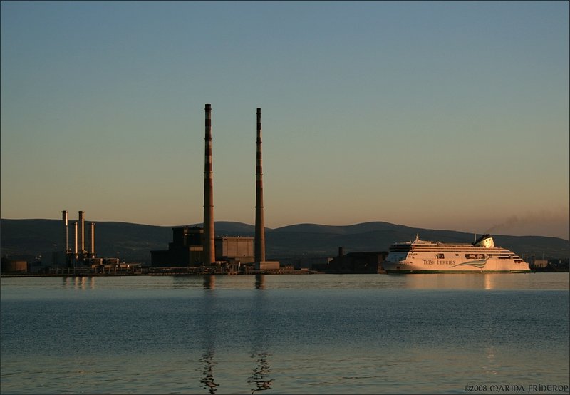 Dublin Bay Power Station - Kraftwerk Poolbeg in Ringsend (Dublin Irland).