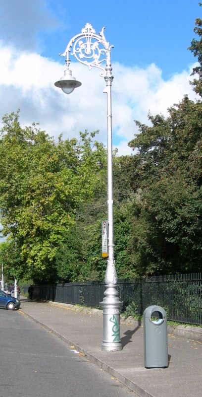 Dublins verschnrkelte Straenlampen erscheinen nur auf den ersten Blick gleich, ein zweiter offenbart interessante Detailunterschiede...
Sept. 2007