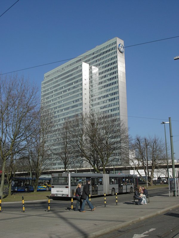 Düsseldorf, Jan-Wellem-Platz mit Drei-Scheiben-Haus