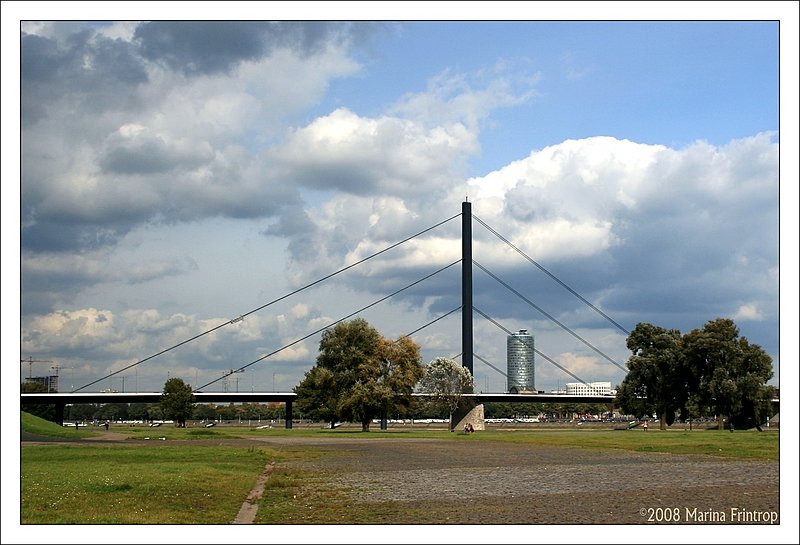 Düsseldorf - Oberkasseler Brücke und der Turm der Victoria-Versicherungen.