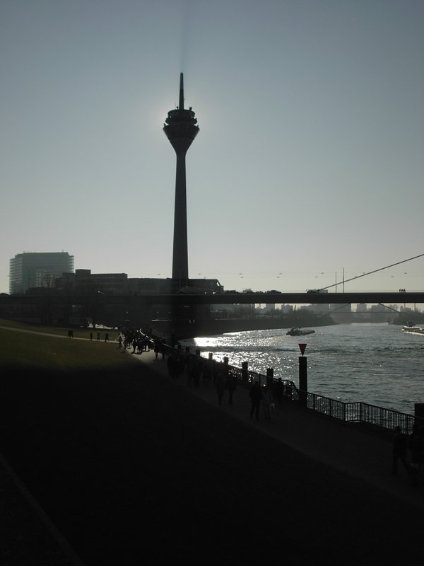Düsseldorf, Rheinpromenade mit Rheinturm und Landtag