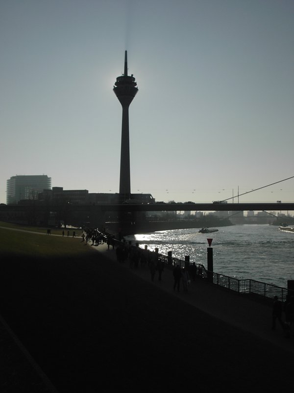 Dsseldorf, Rheinpromenade mit Rheinturm und Landtag