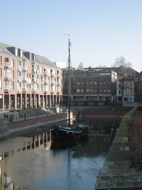 Dsseldorf, zwischen Rheinpromenade und Altstadt - altes Hafenbecken mit kleinem Segelschiff.