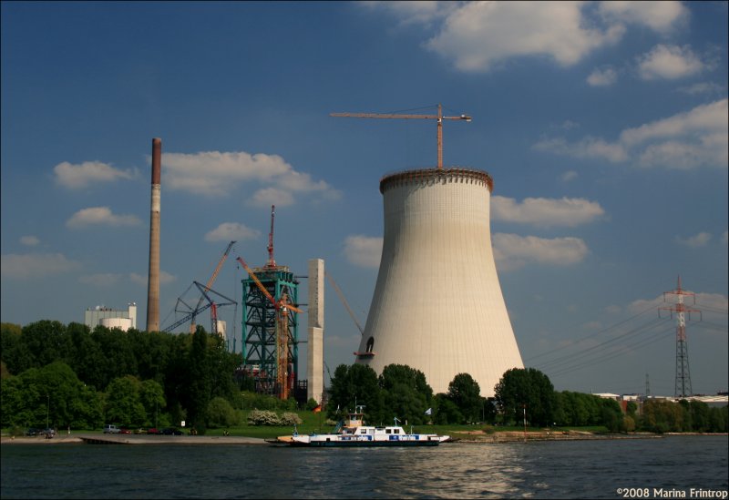 Duisburg am 07.05.2008 - Neubau Block 10 Heizkraftwerk Walsum. Davor auf dem Rhein die Fhre  GLCK AUF , die Walsum mit Orsoy verbindet.