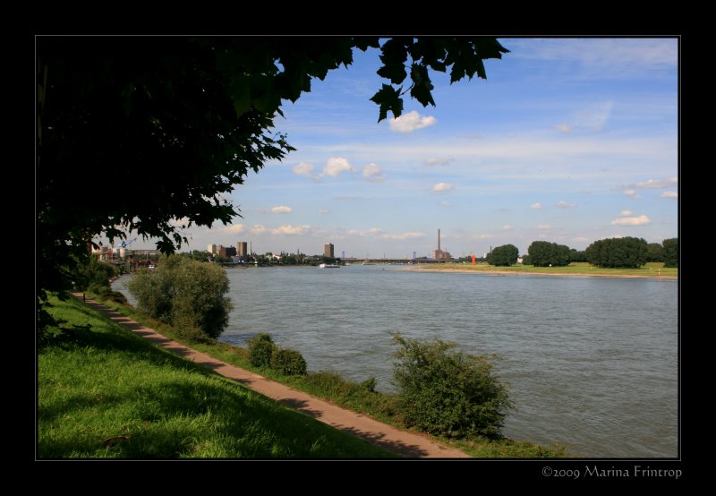 Duisburg - Blick ber den Rhein bei Essenberg Richtung Homberg und Ruhrort