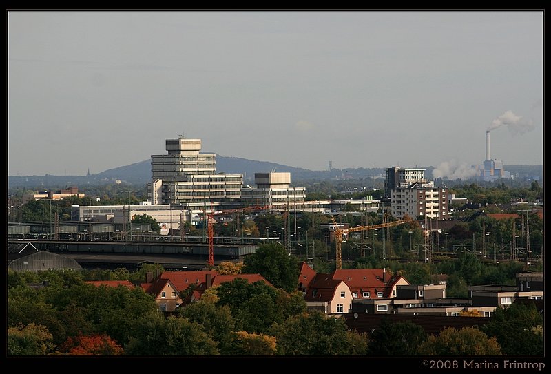 Duisburg - Blick über Wanheimerort, den alten Güterbahnhof und den Hauptbahnhof auf das Bürohaus Silberpalais (ehemals Silberburg bzw. Klöcknerhaus).