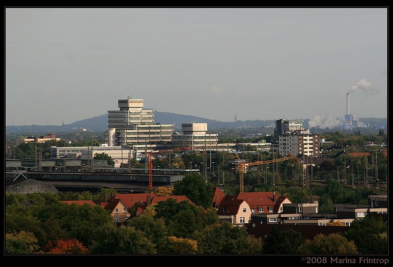 Duisburg - Blick ber Wanheimerort, den alten Gterbahnhof und den Hauptbahnhof auf das Brohaus Silberpalais (ehemals Silberburg bzw. Klcknerhaus).