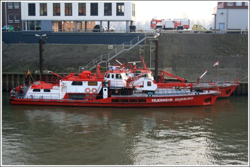 Duisburg - Feuerlöschboote im Vinckekanal