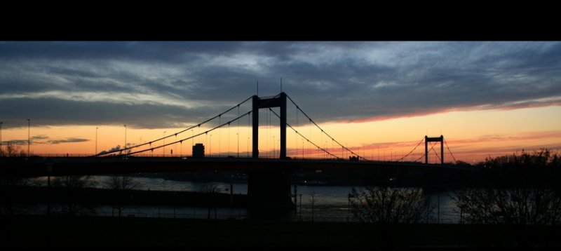 Duisburg Homberger Brcke... verbindet die Stadteile Duisburg-Ruhrort und -Homberg. Foto vom 22. November 2007