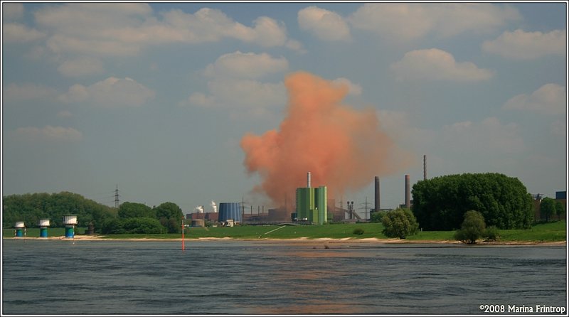 Duisburg - Rauchzeichen ber dem Industriegebiet Bruckhausen.