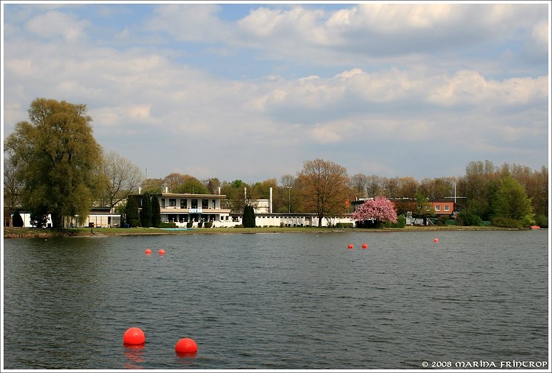 Duisburg-Wedau. Blick ber den Bertasee auf das Clubhaus des Duisburger Schwimmvereins (DSV 98).