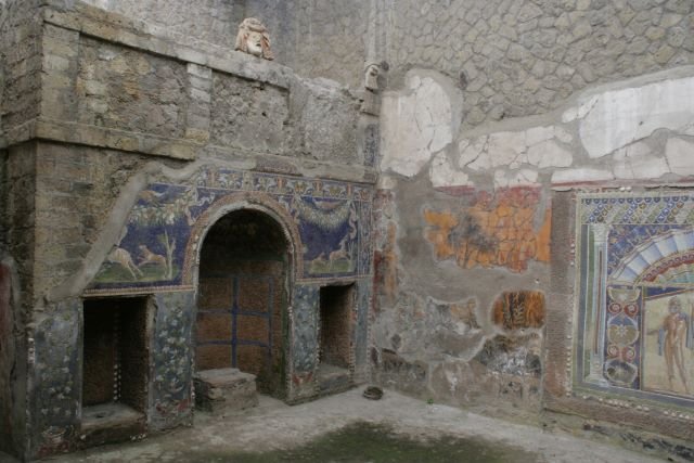 Durch den bis zu 1900 Jahre hermetischen Verschluss blieben viele Wandmalereien der Villen konserviert und sind heute ein einzigartige Ensemble rmischer Kunstwerke, fr die Herculaneum weltberhmt ist.