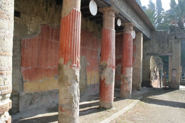 Durch die fast zwei Jahrhundert lange Konservierung ist heute in Herculaneum die Frabenpracht zu sehen, die in Paestum lngst verwittert ist.