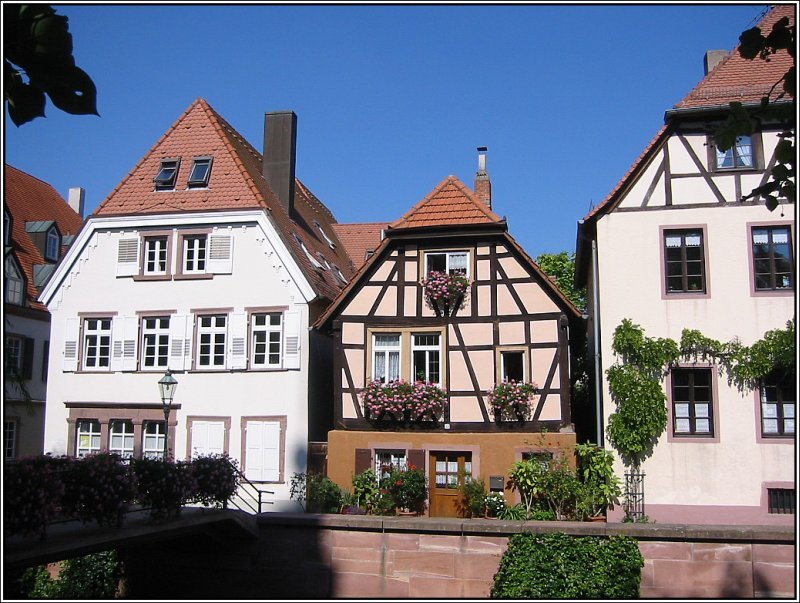 Durch die Innenstadt von Ettlingen fliet die Alb, die spter in den Rhein mndet. Diese schn sanierten Huser findet man am Ufer der Alb; die Aufnahme erfolgte vom anderen Ufer beim Kirchenplatz aus. (05.09.2004)