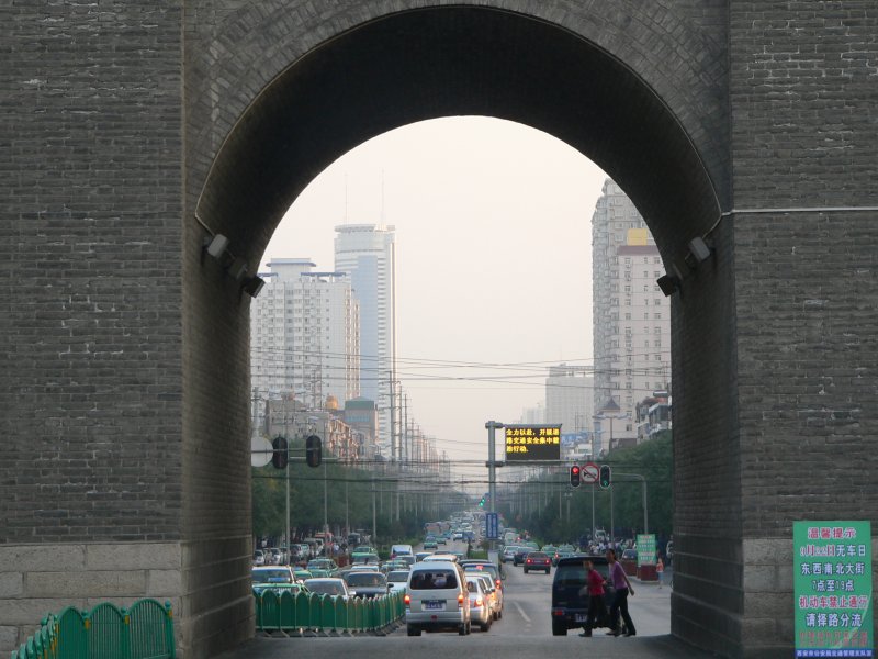 Durch die Stadtmauer, die die Innenstadt von Xi'an umgibt, fhren riesige Verkehrsstraen. 09/2007