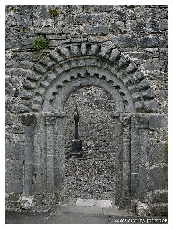 Dysert O’Dea Archaeology Trail, Irland Co. Clare - Portal der romanischen Kirche aus dem 12. bzw. 13. Jahrhundert. Detailinfos: http://de.wikipedia.org/wiki/Dysert_O%E2%80%99Dea