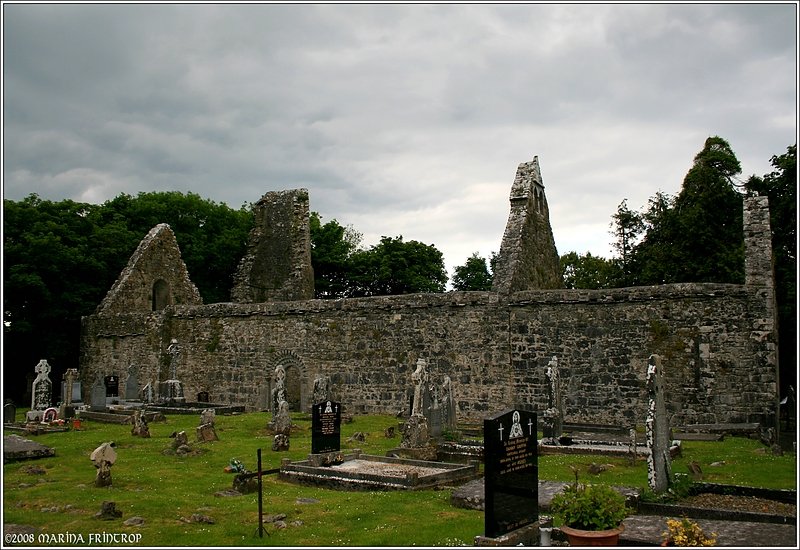 Dysert O’Dea Archaeology Trail, Irland Co. Clare. Blick ber den Friedhof auf die Kirche aus dem 12. bzw. 13. Jahrhundert. Rechts neben dem linken Kirchengiebel ist auch der Stumpf des Rundturms zu sehen. Detailinfos: http://de.wikipedia.org/wiki/Dysert_O%E2%80%99Dea