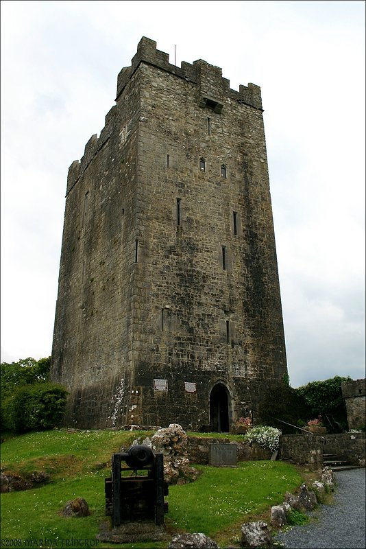 Dysert o'Dea Castle (1480 von Diarmuid O'Dea erbaut) diente es dem Clan bis 1691 als Festung. Seit 1970 befindet es sich wieder in Familienbesitz, im Rahmen dessen entstand auch das wirklich sehenswerte und liebevoll eingerichtete Museum. 