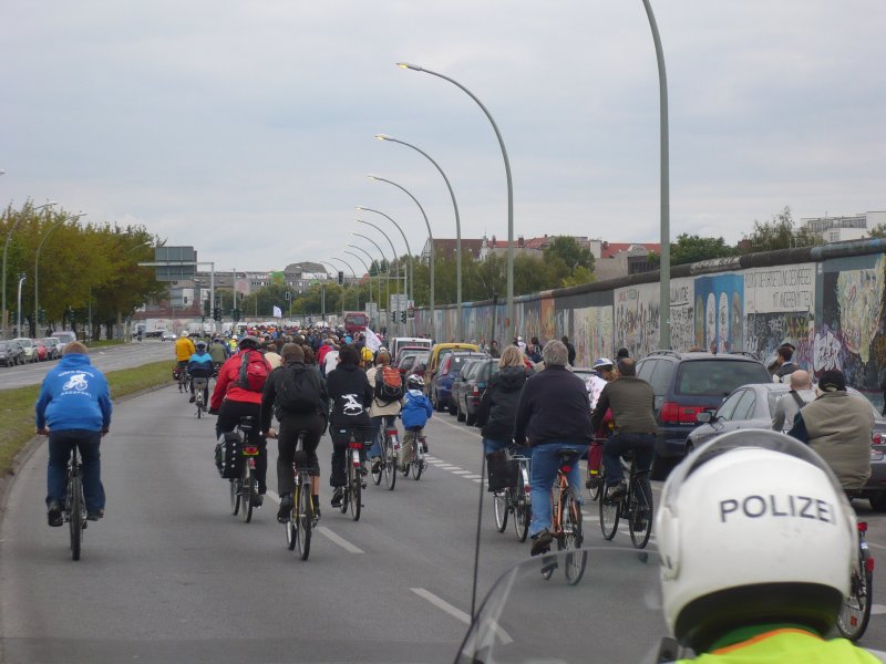 East Side Gallery in Friedrichshain-Kreuzberg. Rechts im Bild ein Fahrrad-Schutzstreifen - bereits einer der zaghaften Fortschritte in der politischen Frderung des Radverkehrs. In vielen Gemeinden und Stdten werden Schutzstreifen missbruchlich angewandt, indem sie Radfahrern Sicherheitsabstnde klauen, um den motorisierten Verkehr zu beschleunigen. In Berlin ist das manchmal, aber doch eher selten der Fall. 20.9.2008