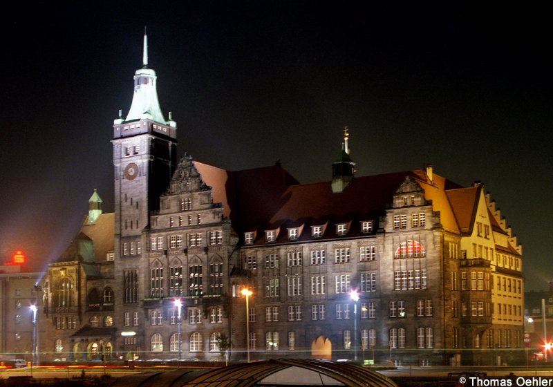 Ebenfalls von Stadtbaurat Mbius entworfen, entstand am Anfang des 20. Jahrhunderts das Neue Chemnitzer Rathaus, direkt neben dem alten am Markt gelegen. Diese Nachtaufnahme von 1996 lsst im Vordergrund archologische Grabungen erkennen, welche beim Umbau der Chemnitzer Innenstadt durchgefhrt worden sind.