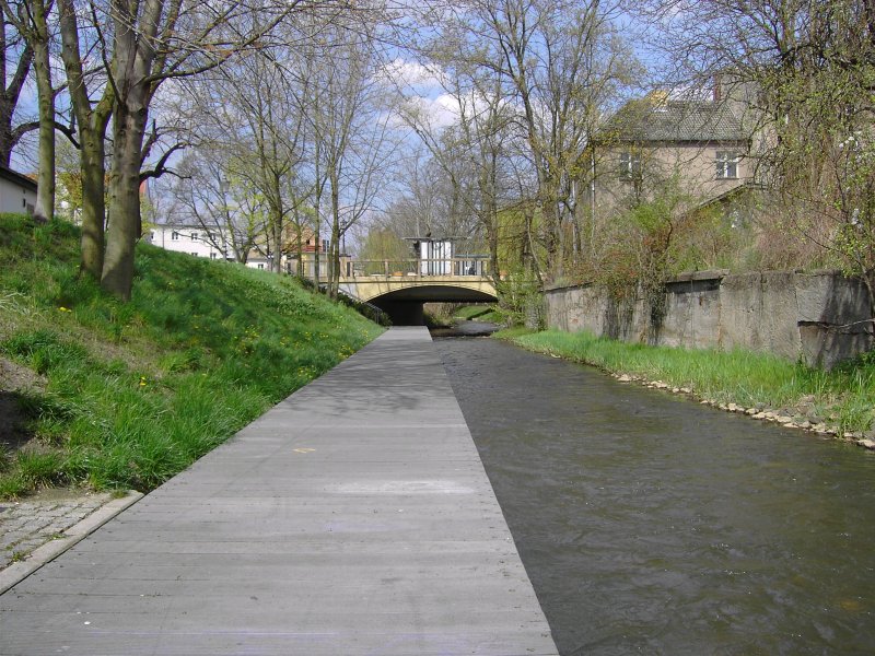 Egelneisse (Fliesrichtung Stadtauswrts) zwischen Frankfurter Strasse und Gubiner Strasse (Brcke), entlang des Oder-Neisse-Radweges. Zustand 22.04.2008